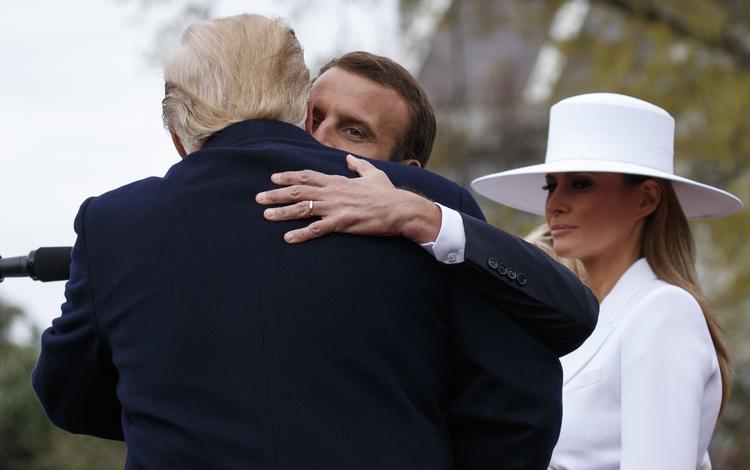 Emmanuel Macron og Donald Trump bekræfter deres bromance med en ordentlig krammer tirsdag foran Det Hvide Hus med Melanie Trump som vidne. Carolyn Kaster/AP
