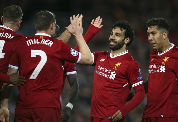 At lave highfive var  helt naturligt for Mohamed Salah, der scorede to mål og lagde op til to, og James Milner, der satte rekord med sit niende assist i denne sæson. Dave Thompson/AP