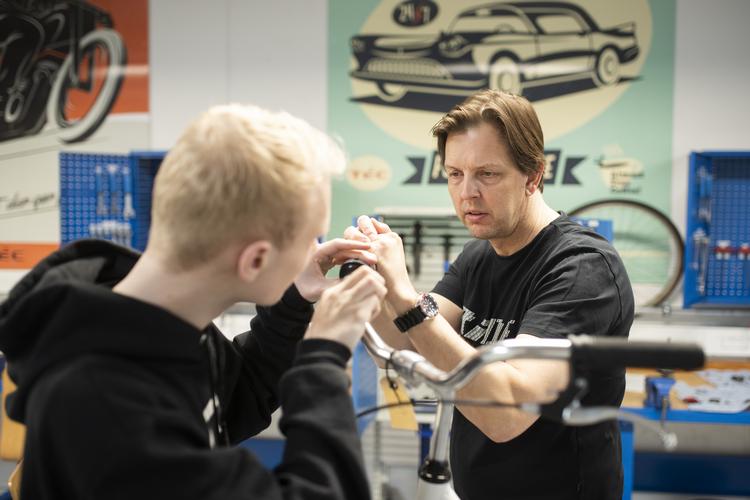 For Kim Kjærside er der en barnlig glæde ved at få mekanikken til at glide, så hjulene snurrer, hvad enten det gælder cykler eller motorcykler. På TEC Hvidovre uddanner han både cykel- og motorcykelmekanikere. Janus Engel