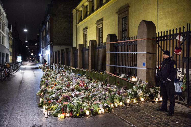 Her ses blomsterhavet ved den Jødiske synagoge efter terrorangrebet i 2015.
   Arkivfoto Niels Hougaard