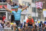 Spanieren Omar Fraile afviser klart italieneren Sonny Colbrelli i spurten på 1. etape i Tour de Romandie.
   Jean-christophe Bott/AP