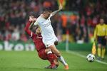 Det var i denne situation, Alex Oxlade- Chamberlain (tv.) vred rundt i knæet, så han kan imødese en lang pause. Oli Scarff/Ritzau Scanpix