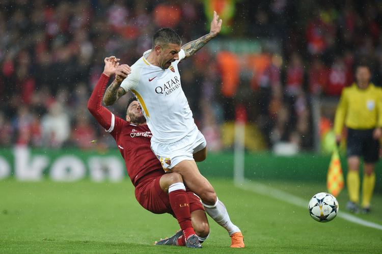 Det var i denne situation, Alex Oxlade- Chamberlain (tv.) vred rundt i knæet, så han kan imødese en lang pause. Oli Scarff/Ritzau Scanpix