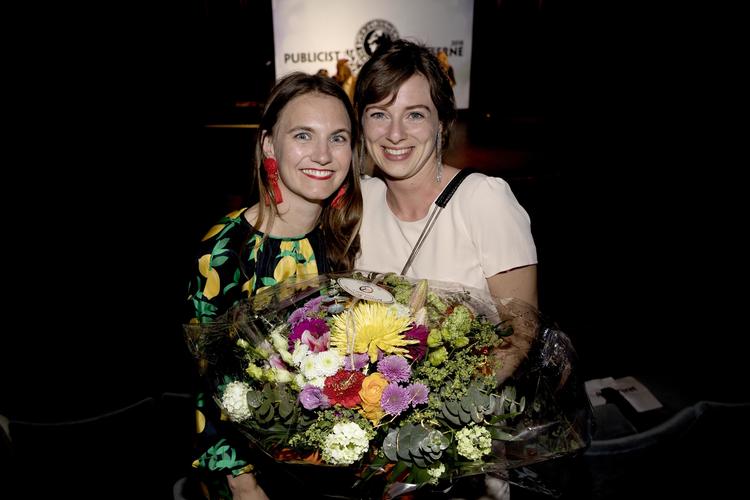 Politikens Sandra Brovall (tv) og Frauke Giebner modtog sammen med Amalie Kønigsfeldt og Peter Vesterlund fra TV2/Impact TV Den Lille Publicistpris.    Finn Frandsen/POLFOTO