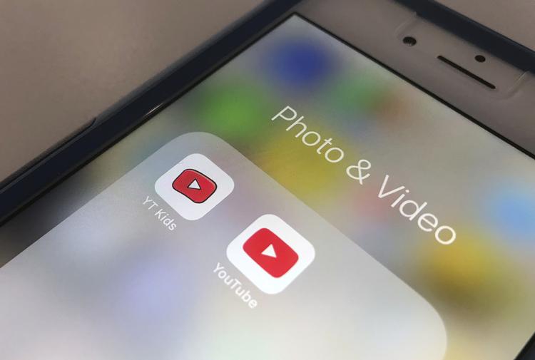 Hvis du ikke er forsigtig, kan en YouTube-søgning efter søde dyrevideoer ende med at du får klasket dyreporno op på skærmen. Video-sitet har svært ved at fjerne materialet.  Jenny Kane/AP
