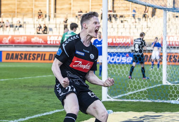 Mads Hvilsom - der her jubler efter sit mål for SønderjyskE mod Lyngby i april - fik ufrivilligt en hovedrolle i matchfixingdebatten om SønderjyskE. Nu kan han juble over, at sagen er droppet.  Anders Kjærbye/Ritzau Scanpix