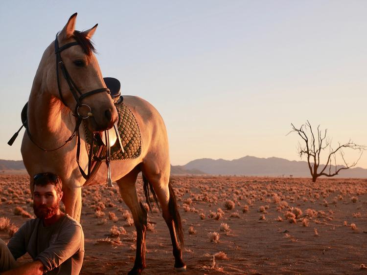 Ugens vinderbillede er fra Namibia, hvor læser Annemarie Franck efter endnu en dag som frivillig på et wildlife rescue-center tog med Karl og den hvide hest ud i ørkenen for at se solnedgangen. Annemarie Franck