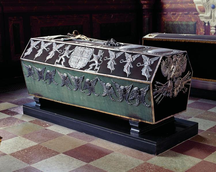 Godt nok er den betrukket med fløjl og er sølvbeslået, den står også i et kapel bygget netop til begravelsen af kong Christian IV, men er det den mest ekstravagante kongegrav i Danmark? 