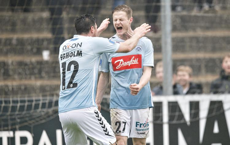 
SønderjyskE-angriberen Mads Hvilsom jubler sammen med forsvareren Anders Egholm efter en scoring. Da matchfixingsagen blev lukket, gav det også anledning til glæde i Haderslev-klubben 
   Claus Fisker/Ritzau Scanpix