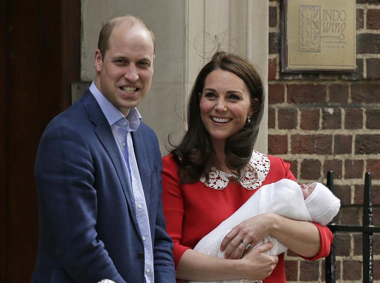 Prince William og husturen Kate med deres nyfødte søn.  Tim Ireland/AP