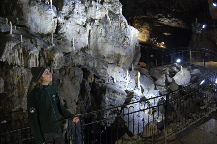 Drypstenene vokser opad og nedad i Poole's Cavern. Stedet har i flere hundrede år været en turistattraktion.  Her viser guiden Ian rundt. Allan Graubæk