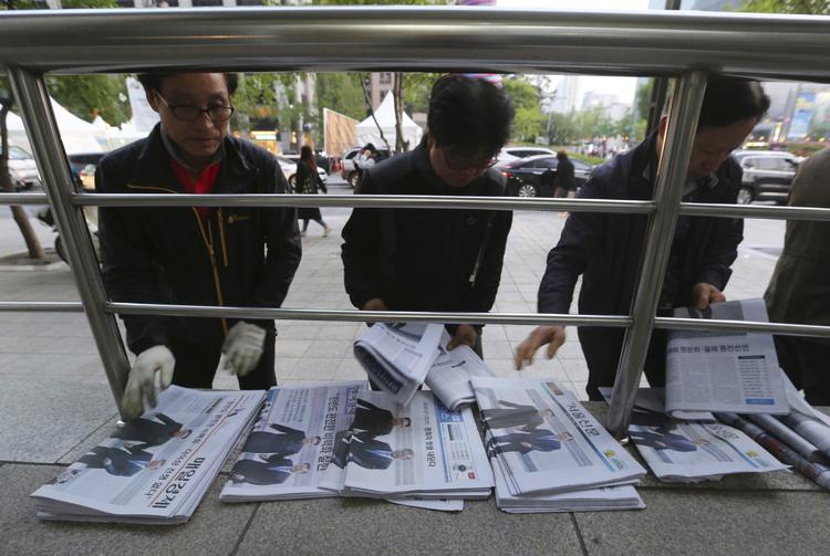 Aviser er klar til salg i Seoul. Topmødet mellem de to koreanske ledere har i den grad trukket spalteplads.  Ahn Young-joon/AP