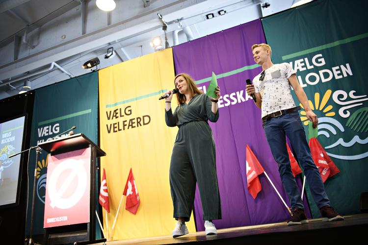 Folketingskandidaterne Mai Villadsen og Rasmus Vestergaard Madsen byder velkommen ved Enhedslistens årsmøde. Philip Davali/Ritzau Scanpix