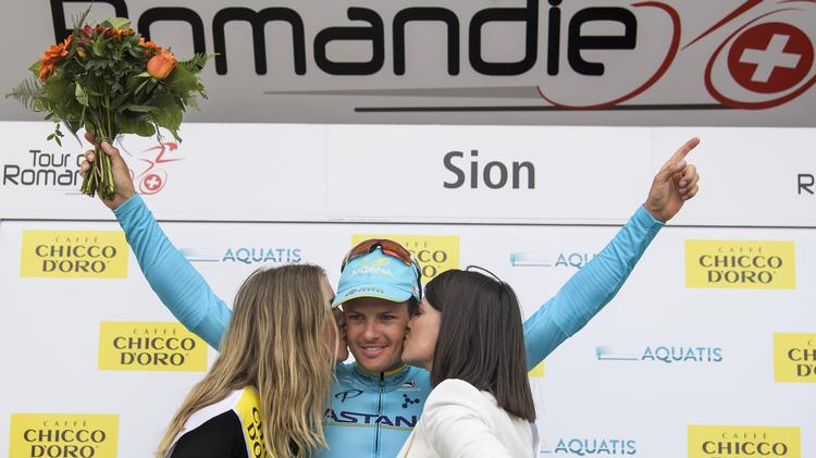 For første gang i denne sæson var Jakob Fuglsang genstand for vinderhyldest, da han slog til i Tour de Romandie.
   Jean-christophe Bott/AP
