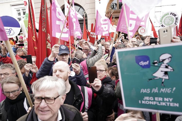 Forbundenes medlemmer har fulgt forhandlingerne i Forligsinstitutionen. Nu kan de pakke sammen og tage hjem - alle tre områders overenskomster er forhandlet på plads. Martin Sylvest/Ritzau Scanpix