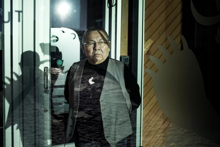Efter 47 år i grønlandsk politik stoppede Lars-Emil Johansen i den forgangne uge: »Jeg har det privilegium at kunne sammenligne med dengang, 
Danmark kørte Grønland, og alting gav underskud, mens undervisningssituationen var bagud. Alt var dårligere end i dag«, siger han.
 Foto: Sofia Busk