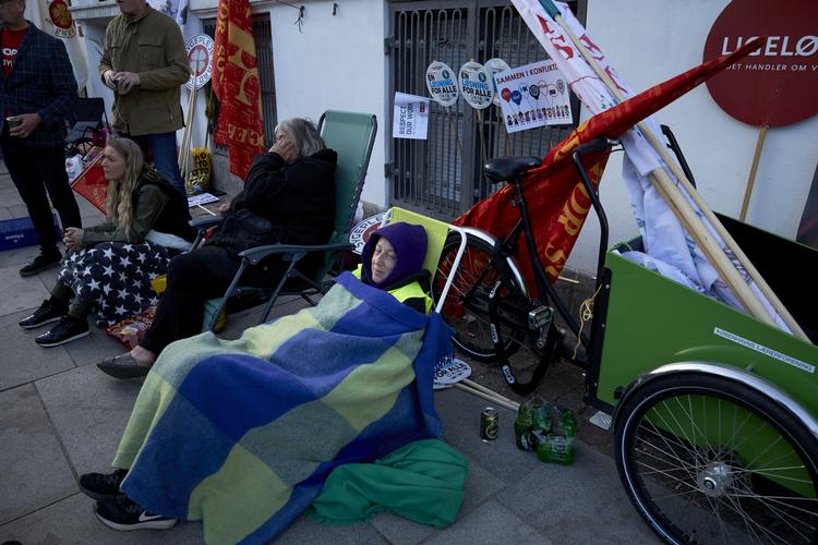 Sæt dig godt til rette under tæppet.    Overenskomsforhandlinger i Forligsinstitutionen om en overenskomst for de 750.000 offentligt ansatte blev overordentligt lange. Usædvanligt lange og besværlige, mener arbejdsmarkedsforsker. Jens Astrup/Ritzau Scanpix