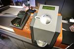 Pengeløs kasse hos Fakta ved Vesterport. Men flere og flere butikker går skridtet længere og vil nægte at tage imod kontanter om aftenen. De frygter røverier.
   Jens Dresling/POLFOTO