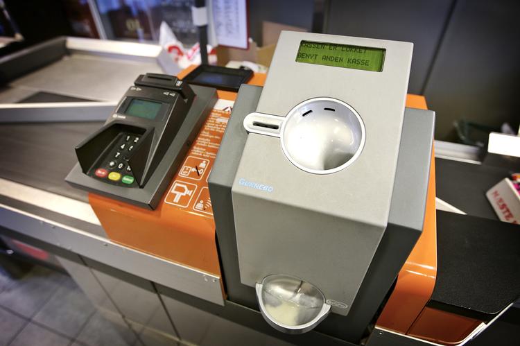 Pengeløs kasse hos Fakta ved Vesterport. Men flere og flere butikker går skridtet længere og vil nægte at tage imod kontanter om aftenen. De frygter røverier.
   Jens Dresling/POLFOTO