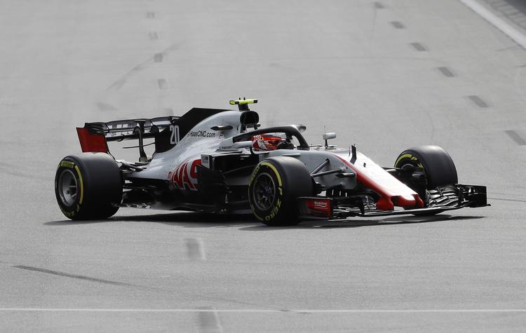 Efter adskillige uheld måtte Kevin Magnussen kæmpe sin Haas-racer i mål som den sidste af de fuldførende. Luca Bruno/AP