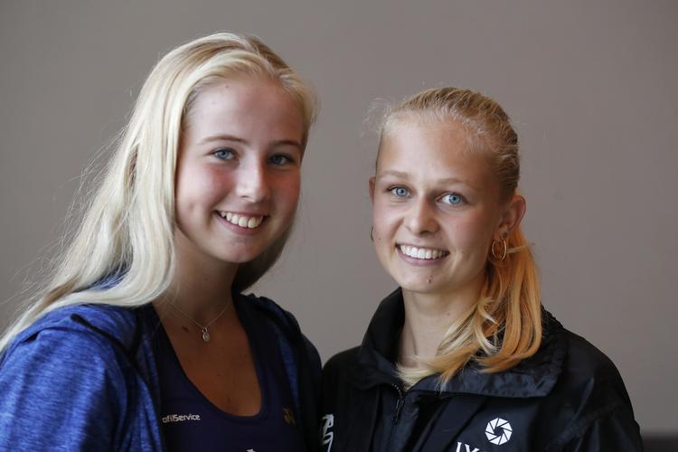 De to danske talenter Clara Tauson (tv.) og Hannah Viller Møller spiller forkamp til opvisningsmatchen mellem Caroline Wozniacki og Venus Williams.
   Jens Dresling/POLFOTO