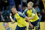 To af Brøndbys mål blev scoret af Kamil Wilczek (tv.), det tredje på et straffespark begået mod Johan Larsson th.). Jens Dresling/POLFOTO