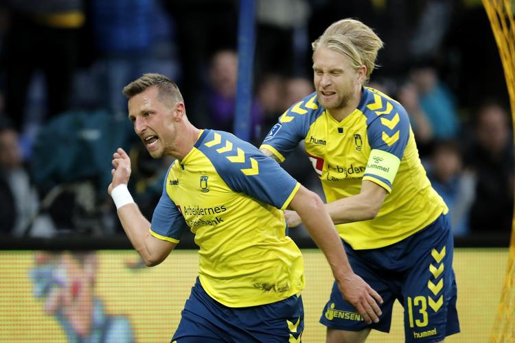 To af Brøndbys mål blev scoret af Kamil Wilczek (tv.), det tredje på et straffespark begået mod Johan Larsson th.). Jens Dresling/POLFOTO