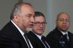 Ingen har taget ansvaret for de angreb, som angiveligt har fundet sted mod syriske militærbaser, men Israels forsvarsminister, Avigdor Lieberman, har tidligere sagt, at Israel vil reagere »meget kraftfuldt« på ethvert angreb på landet.  Jacquelyn Martin/AP