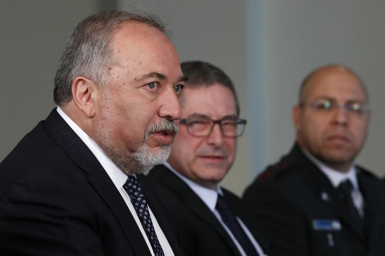 Ingen har taget ansvaret for de angreb, som angiveligt har fundet sted mod syriske militærbaser, men Israels forsvarsminister, Avigdor Lieberman, har tidligere sagt, at Israel vil reagere »meget kraftfuldt« på ethvert angreb på landet.  Jacquelyn Martin/AP