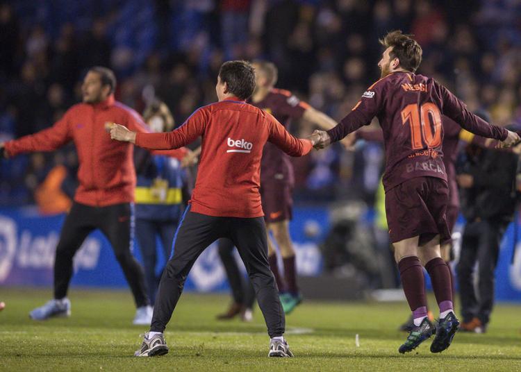 Barcelonas store stjerne Lionel Messi træder søndag aften dansen med sine holdkammerater, efter den 25. spanske titel er sikret.
    
   Lalo R. Villar/AP