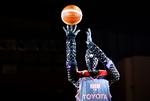Toyota præsenterede i marts i en forstad til Tokyo en basketballspillende robot, som afleverede præcise kast mod kurven.  Arkivfoto Shizuo Kambayashi 