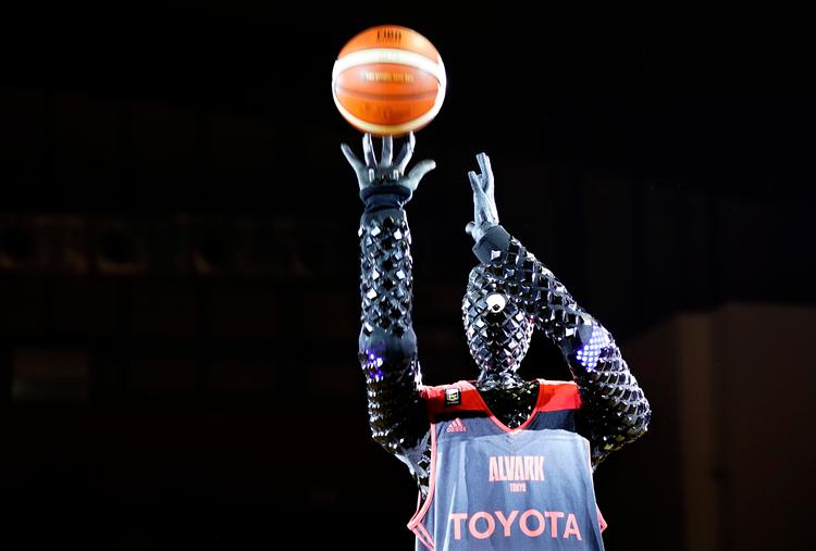 Toyota præsenterede i marts i en forstad til Tokyo en basketballspillende robot, som afleverede præcise kast mod kurven.  Arkivfoto Shizuo Kambayashi 