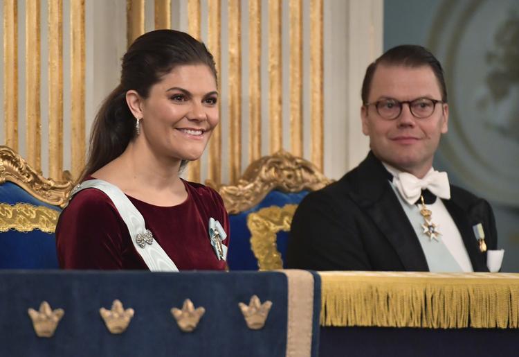 Den svenske kronarving, Prinsesse Victoria, bliver draget ind i sagen om magtmisbrug og sexchikane i Det Svenske Akademi.  Jonas Ekstromer/AP