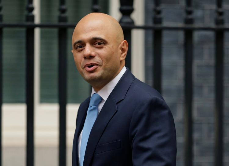  Theresa May har valgt Sajid Javid som afløser for Amber Rudd, der trak sig som indenrigsminister søndag aften. Alastair Grant/AP