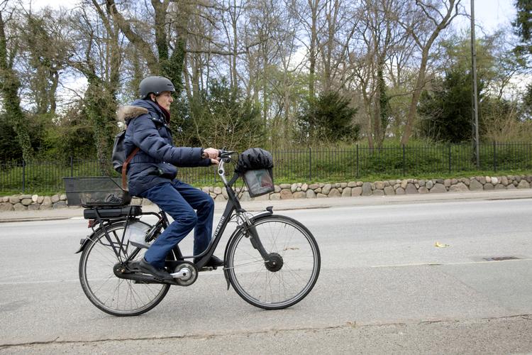 Elcykler giver kronisk medvind på cykelstierne - her på vej op af Valby Bakke i Frederiksberg.
   Andreas Haubjerg/POLFOTO