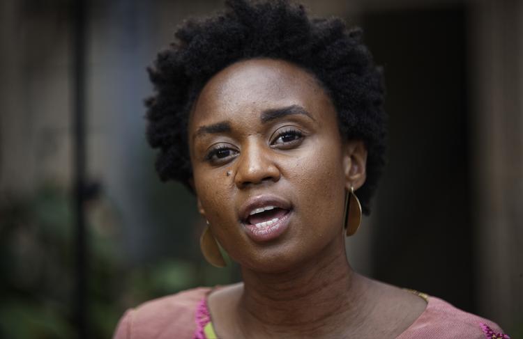 
    Wanuri Kahiu, instruktøren bag Kenyas første Cannes-aktuelle film nogensinde, er ærgerlig over forbuddet mod filmen i hjemlandet.  Ben Curtis/AP