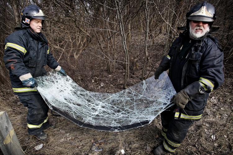 Redningsarbejdere fjerner en knust forrude efter en trafikulykke. Arkivfoto. Martin Lehmann/POLFOTO