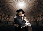 Selv om Kasper Holten ikke længere følger forestillingen 'Pelle Erobreren' til dørs på Østerbro Teater, kan stjerner som Thomas Bo Larsen stadig sælge billetter. Natascha Thiara Rydvald/Østerbro Teater