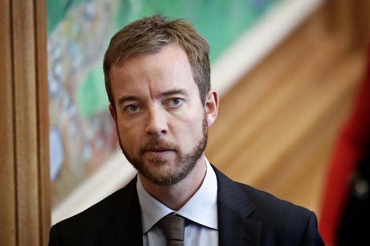 »Men med Esben Lunde er det helt uskarpt, hvorfor han vælger at gå af. Han sidder på en central ministerpost. Han har god opbakning i sit lokalområde, og han står stærkt«, siger politisk kommentator Hans Engell. Jens Dresling/POLFOTO