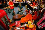 Gibson er ikke lykkedes med at salget af guitarer udenfor USA, og det er i høj grad medvirkende til, at guitar-giganten nu indgiver konkursbegæring.  Junji Kurokawa/AP