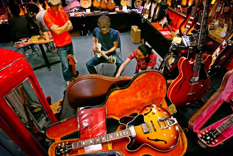 Gibson er ikke lykkedes med at salget af guitarer udenfor USA, og det er i høj grad medvirkende til, at guitar-giganten nu indgiver konkursbegæring.  Junji Kurokawa/AP