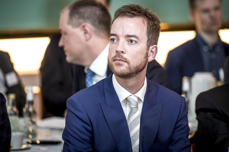 Miljø- og fødevareminister Esben Lunde Larsen (V) stopper som minister, men fortsætter i Folketinget til næste valg. Det skriver han på sin facebook-side.    Mads Claus Rasmussen/Ritzau Scanpix