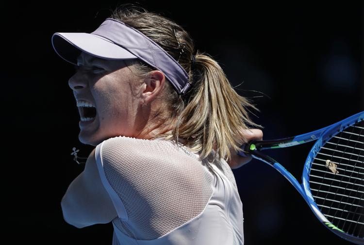 Maria Sharapova har de seneste sæsoner kæmpet med at finde topform, og siden dopingstraffen har hun haft store problemer.  
   Vincent Thian/AP