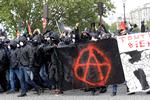 Protester og uroligheder bølgede i Paris tirsdag, hvor der blev protesteret mod præsident Macrons reformplaner for det franske arbejdsmarked. Regeringen lægger op til at fjerne visse rettigheder i forsøget på at få flere i arbejde. Thomas Samson/Ritzau Scanpix