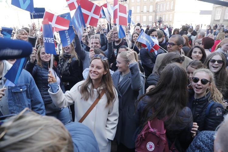 Det trækker altid mange nysgerrige til Amalienborg Slotsplads, når der bliver præsenteret nye regeringer eller ministre i Danmark. Således også i dag.  Jens Dresling/POLFOTO