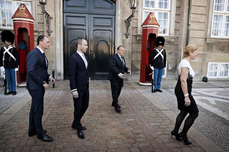 
    Statsminister Lars Løkke Rasmussen præsentere onsdag sine tre nye ministre for Dronningen. Uddannelses- og forskningsminister Tommy Ahlers, Miljø- og fødevareminister Jacob Ellemann-Jensen, minister for fiskeri, ligestilling og nordisk samarbejde Eva Kjer Hansen.
   Jens Dresling/POLFOTO