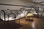 I værket 'Theater of the World' af den kinesiske kunstner Huang Yong Ping kæmper levende dyr til døden (foto: Jean-Gilles Berizzi (c) RMN-Grand Palais/Art Resource) 