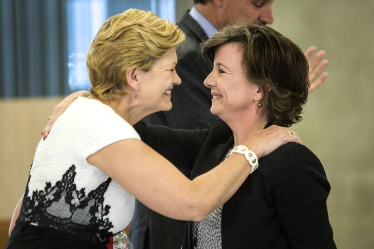 Der var smil, venlige ord og fine gaver til overdragelsen af ministerposten for fiskeri, ligestilling og nordisk samarbejde, som gik fra at tilhøre Karen Ellemann til nu at være Eva Kjer Hansens post.
     Andreas Haubjerg/POLFOTO