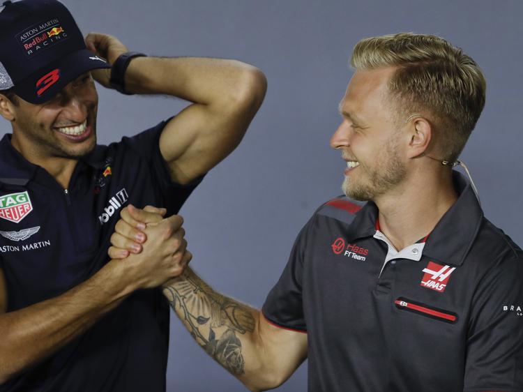 Kevin Magnussen (th.) hilser på kollegaen Daniel Ricciardo (Red Bull) inden søndagens løb i Baku. Luca Bruno/AP