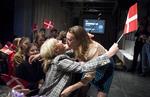 Hovedprisvinder Astrid Trier Mørk bliver overrasket af sine elever foran scenen i Pressen i Politikens Hus.  Louise Herrche Serup/POLFOTO